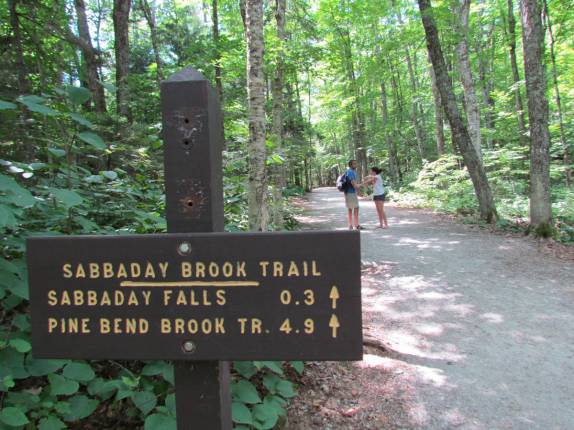 Trilha para a cachoeira Sabbaday, nas White Mountains, região de Lincoln, em New Hampshire - Estados Unidos